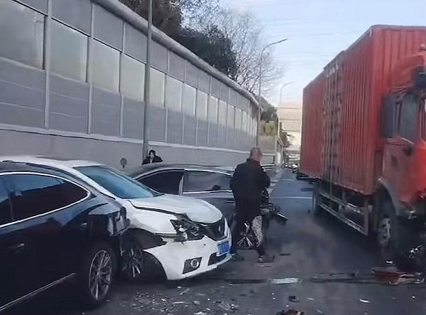 连环事故 无人员伤亡开元棋牌货车追尾引发